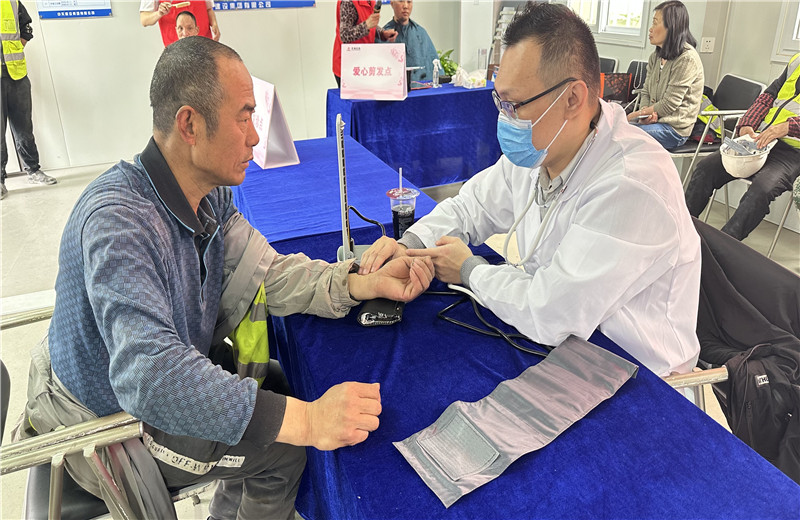 五一前夕，天津公司组织开展为项目一线职工提供爱心剪发、爱心义诊、爱心赠饮、爱心咨询、爱心加餐服务，给工友们送去了劳动节的问候。